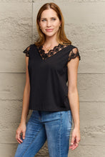 Last inn bildet i Galleri-visningsprogrammet, Lace Trim Cap Sleeve Blouse
