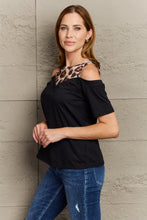 Last inn bildet i Galleri-visningsprogrammet, Leopard Print Round Neck Cold Shoulder Blouse
