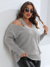 Last inn bildet i Galleri-visningsprogrammet, Plus Size Cutout V-Neck Sweater
