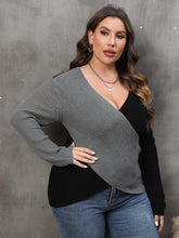 Last inn bildet i Galleri-visningsprogrammet, Plus Size Two-Tone Surplice Neck Sweater
