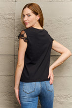 Last inn bildet i Galleri-visningsprogrammet, Lace Trim Cap Sleeve Blouse
