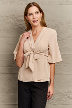 Last inn bildet i Galleri-visningsprogrammet, V-Neck Tie Front Half Sleeve Blouse
