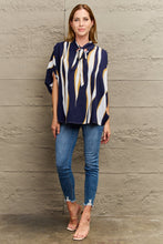 Last inn bildet i Galleri-visningsprogrammet, Tie Neck Printed Slit Sleeve Blouse
