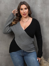 Last inn bildet i Galleri-visningsprogrammet, Plus Size Two-Tone Surplice Neck Sweater
